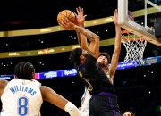 爱游戏平台官网下载电脑版-詹姆斯重返赛场，爆冷首场状态出色，湖人观众沸腾！